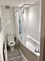 Impeccable 2-bed Apartment in London