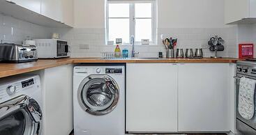 Captivating 2-bed Apartment in Grays