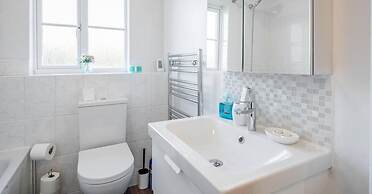 Captivating 2-bed Apartment in Grays