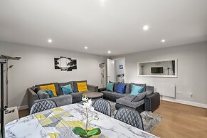 3br-sleeps8-canarywharf-cinemabedroom