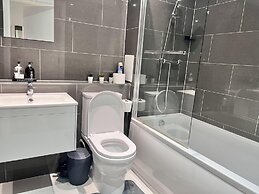 3br-sleeps8-canarywharf-cinemabedroom