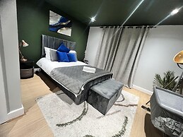 3br-sleeps8-canarywharf-cinemabedroom