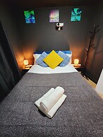 3br-sleeps8-canarywharf-cinemabedroom