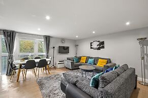 3br-sleeps8-canarywharf-cinemabedroom