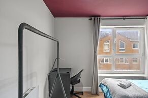 3br-sleeps8-canarywharf-cinemabedroom