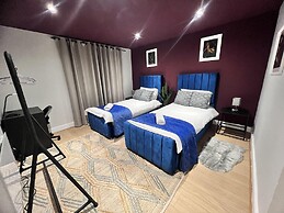 3br-sleeps8-canarywharf-cinemabedroom