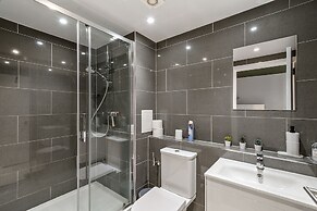 3br-sleeps8-canarywharf-cinemabedroom