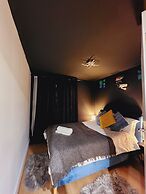 3br-sleeps8-canarywharf-cinemabedroom