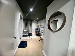 3br-sleeps8-canarywharf-cinemabedroom