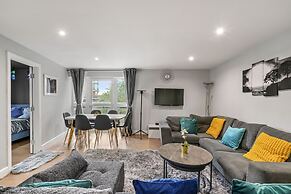 3br-sleeps8-canarywharf-cinemabedroom