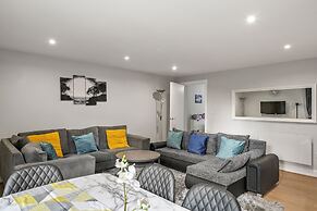 3br-sleeps8-canarywharf-cinemabedroom