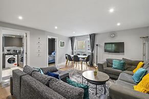 3br-sleeps8-canarywharf-cinemabedroom
