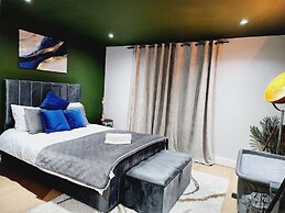 3br-sleeps8-canarywharf-cinemabedroom