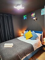 3br-sleeps8-canarywharf-cinemabedroom