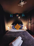 3br-sleeps8-canarywharf-cinemabedroom