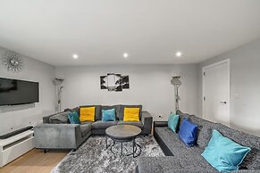 3br-sleeps8-canarywharf-cinemabedroom