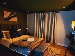 3br-sleeps8-canarywharf-cinemabedroom