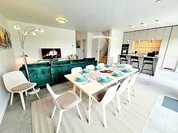 Spacious & Luxurious 5 bedrooms House