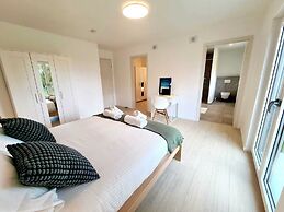 Spacious & Luxurious 5 bedrooms House