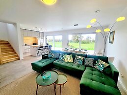 Spacious & Luxurious 5 bedrooms House