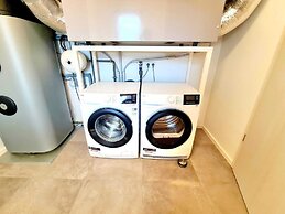 Spacious & Luxurious 5 bedrooms House