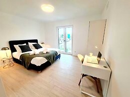 Spacious & Luxurious 5 bedrooms House