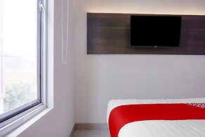 Super OYO 93287 Pioneer Pasar Baru