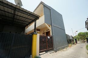 OYO Life 93300 Homestay Puri Anggrek Syariah - Wage