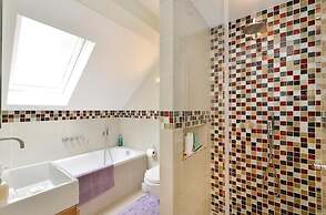 Charming 3-bed House in London