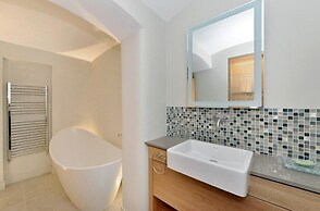Charming 3-bed House in London