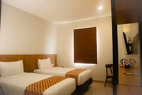 Front One Hotel Gombong