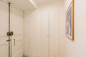 Piazza Amedeo Stylish Apartment by Wonderful Italy