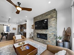 541 Center Circle 3br 3.5ba 3 Bedroom Townhouse by RedAwning