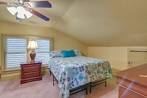 Central Galveston Home < 1 Mi to Beach!