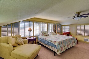 Central Galveston Home < 1 Mi to Beach!