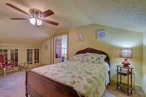 Central Galveston Home < 1 Mi to Beach!