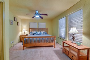 Central Galveston Home < 1 Mi to Beach!