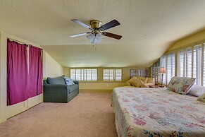 Central Galveston Home < 1 Mi to Beach!
