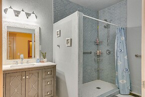 Central Galveston Home < 1 Mi to Beach!