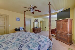 Central Galveston Home < 1 Mi to Beach!