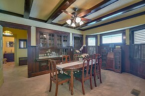 Central Galveston Home < 1 Mi to Beach!