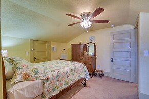 Central Galveston Home < 1 Mi to Beach!