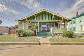 Central Galveston Home < 1 Mi to Beach!