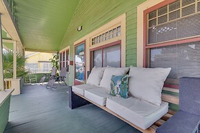 Central Galveston Home < 1 Mi to Beach!