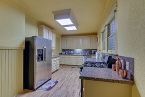Central Galveston Home < 1 Mi to Beach!