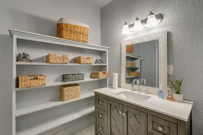 Central Galveston Home < 1 Mi to Beach!