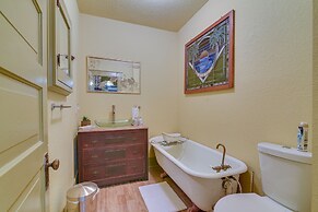 Central Galveston Home < 1 Mi to Beach!