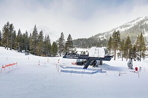 Breathtaking Olympic Valley Gem: Walk to Chairlift