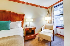 Breathtaking Olympic Valley Gem: Walk to Chairlift