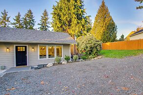 Modern Kirkland Home w/ Private Yard & Fire Pit!